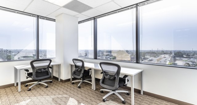 Rent office 6 Centerpointe Drive_3-1