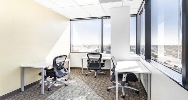 Rent office 6 Centerpointe Drive_4-1