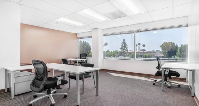 Rent office Cal Twin Towers Building_3-1