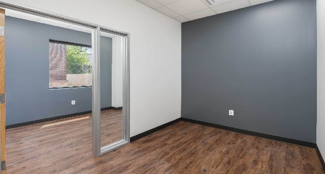 Rent office King Road 14111_1-1
