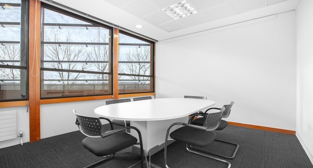 Rent office Stockley Park_5-1