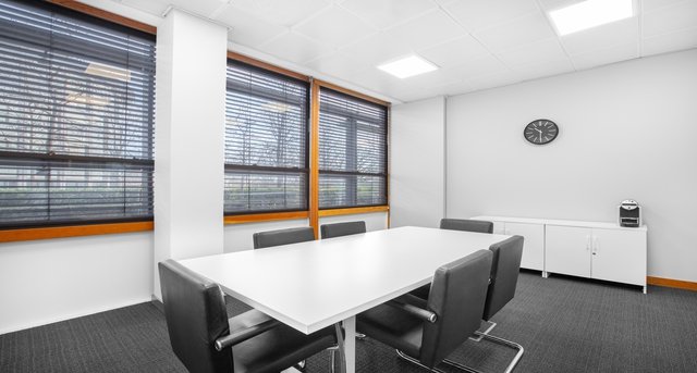 Rent office Stockley Park_6-1